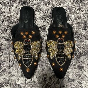 Woman bee slip shoes